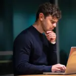 Pas godt på kroppen når du sidder ved computeren hele dagen - 6 gode råd