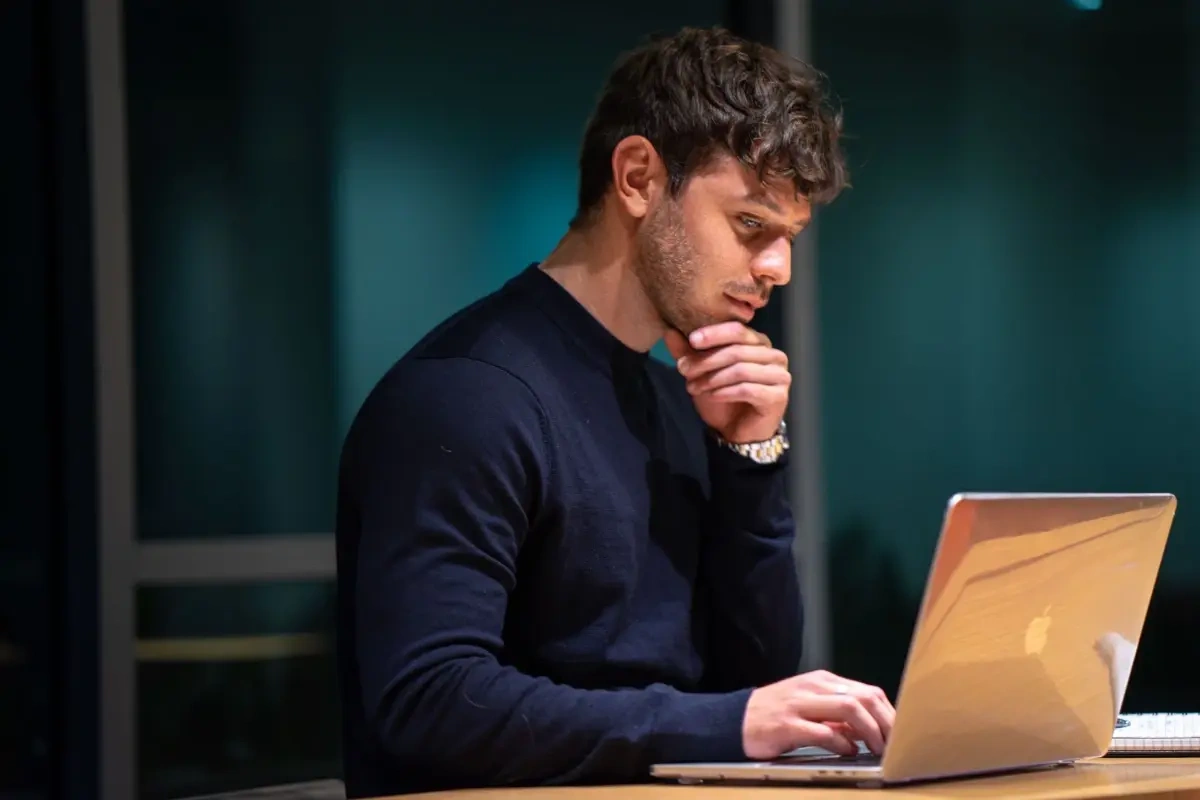 Pas godt på kroppen når du sidder ved computeren hele dagen - 6 gode råd